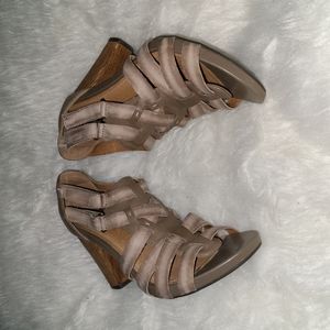 Clarks Size 6.5 Tan Leather Distressed Wood Heels